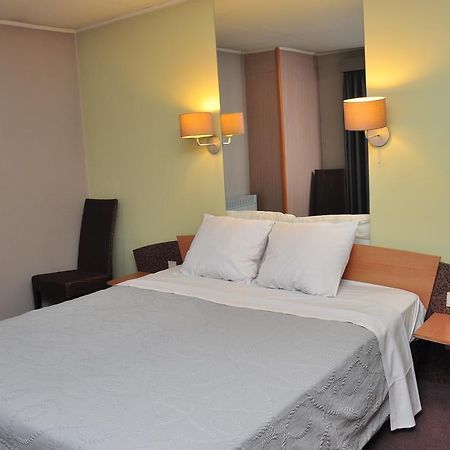 Afrit 28 Hotel Heusden-Zolder Quarto foto