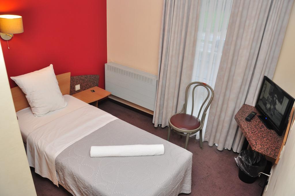Afrit 28 Hotel Heusden-Zolder Quarto foto