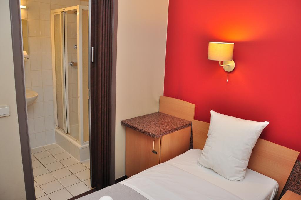 Afrit 28 Hotel Heusden-Zolder Quarto foto