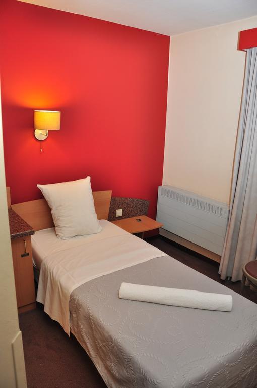 Afrit 28 Hotel Heusden-Zolder Quarto foto