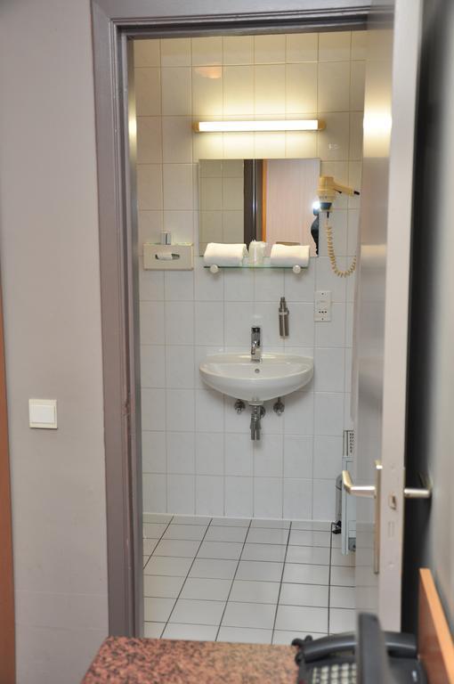 Afrit 28 Hotel Heusden-Zolder Quarto foto
