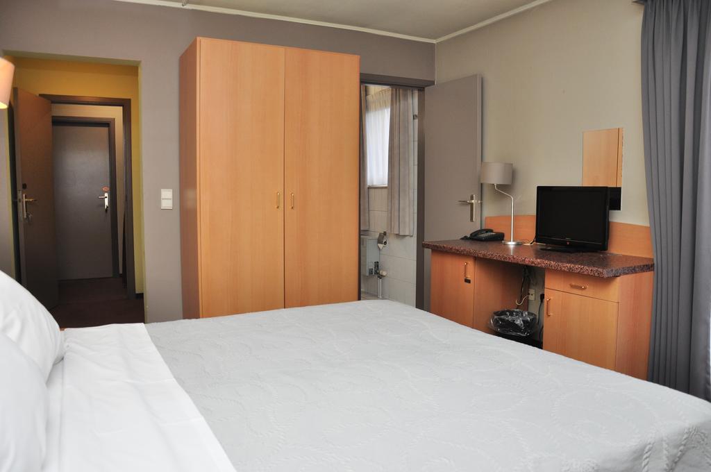 Afrit 28 Hotel Heusden-Zolder Quarto foto