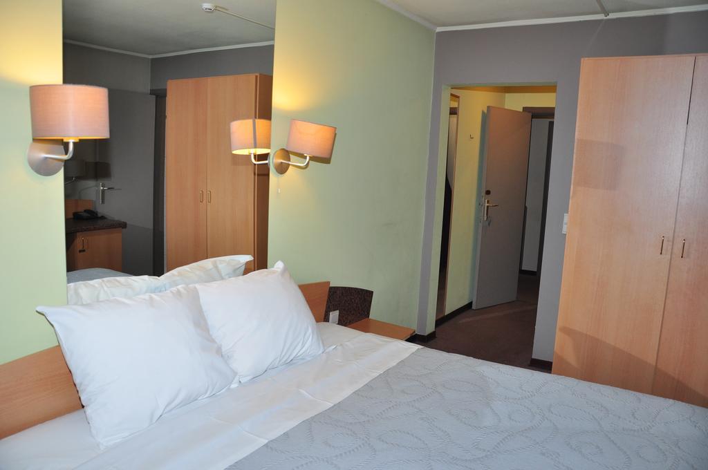 Afrit 28 Hotel Heusden-Zolder Quarto foto