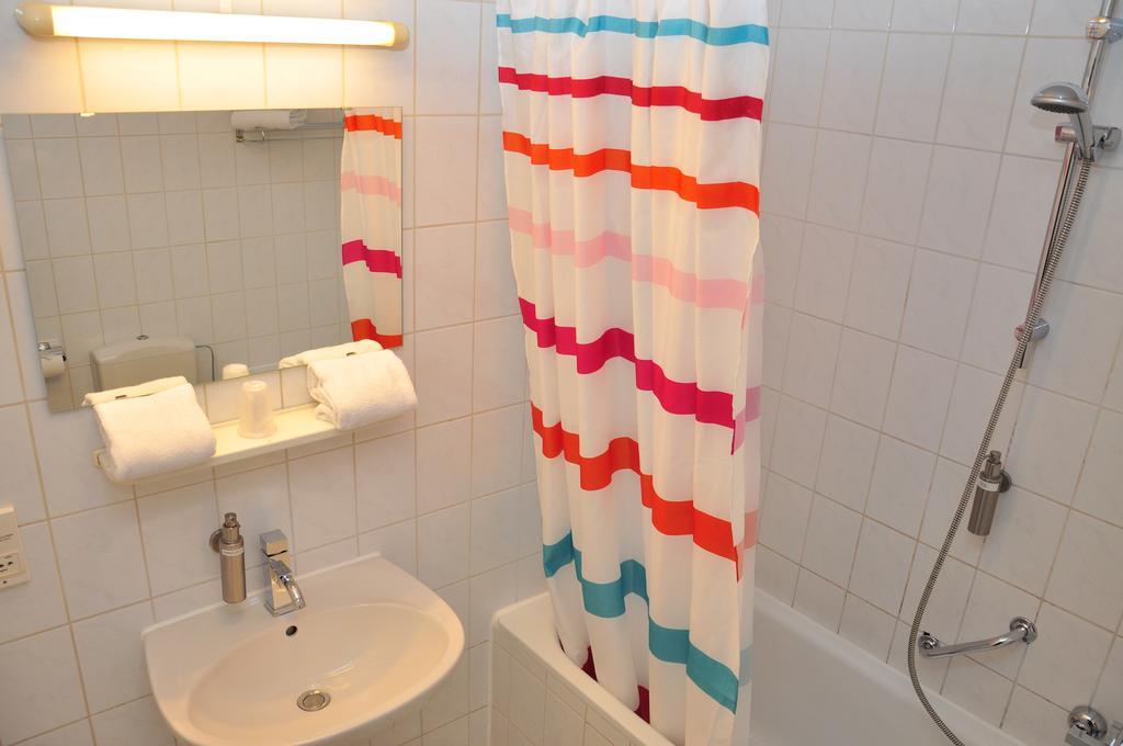 Afrit 28 Hotel Heusden-Zolder Quarto foto