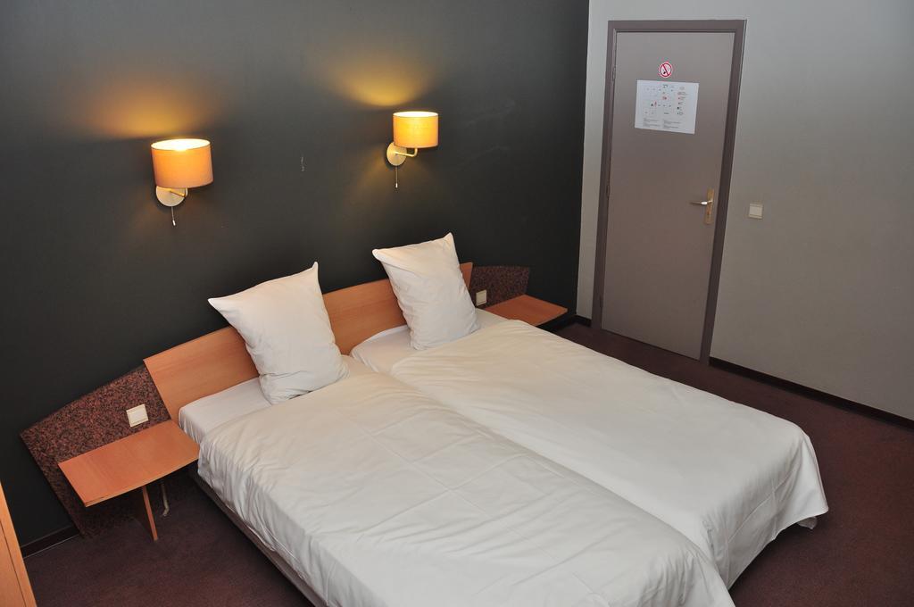 Afrit 28 Hotel Heusden-Zolder Quarto foto